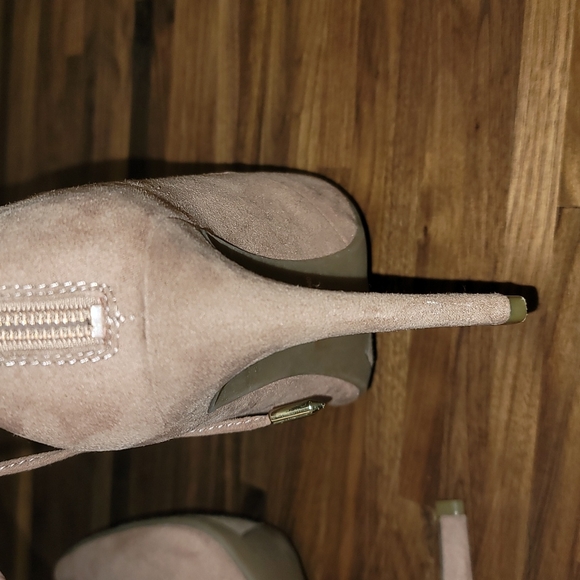 Marc Fisher Ankle Tie Pumps - Picture 5 of 6